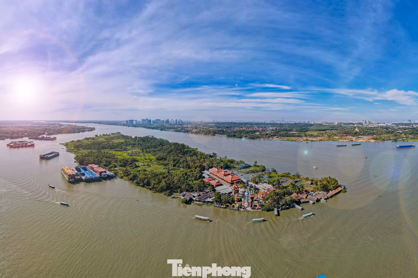 Với vị trí nằm trên một cù lao thuộc sông Đồng Nai, từ lâu chùa Phước Long đã trở thành điểm hành hương linh thiêng thu hút nhiều du khách tới cúng bái, vãng cảnh.
