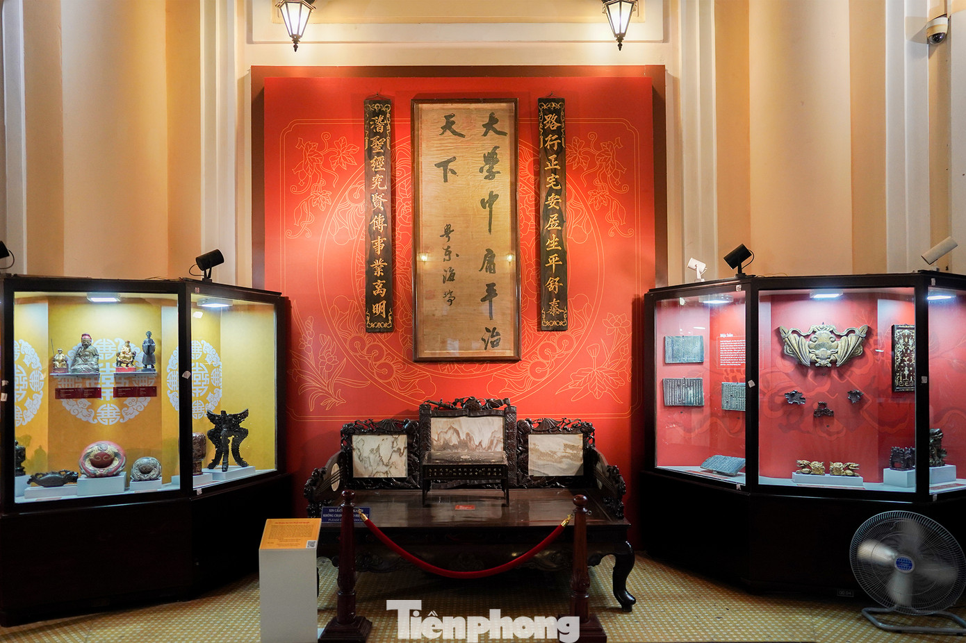 Không gian tiếp khách trong ngôi nhà cổ dân gian truyền thống với điểm nhấn là chiếc trấn phong cùng bộ bàn ghế bành tượng, được khảm xà cừ ngũ sắc và cẩn đá màu tạo thành nét đẹp rất đặc trưng; Các hiện vật gắn với triết lý, châm ngôn về giáo dục, bồi dưỡng người hiền được thể hiện qua đề tài trang trí trên các hiện vật như trường kỷ, hoành phi, liễn đối, tranh thư pháp, án thư...