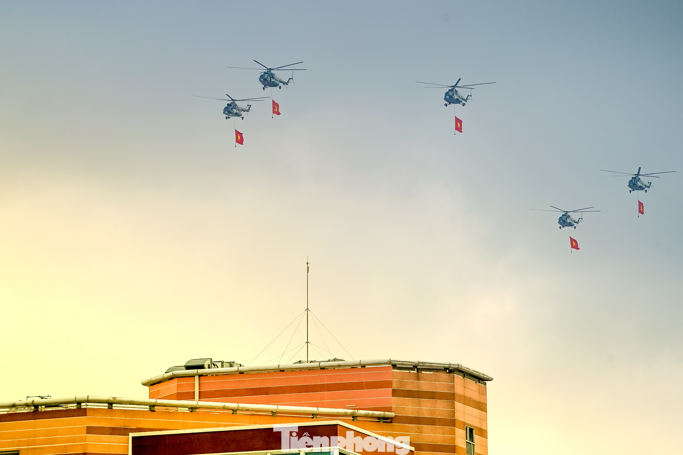 Biên đội trực thăng hôm nay bay ở độ cao khá thấp.