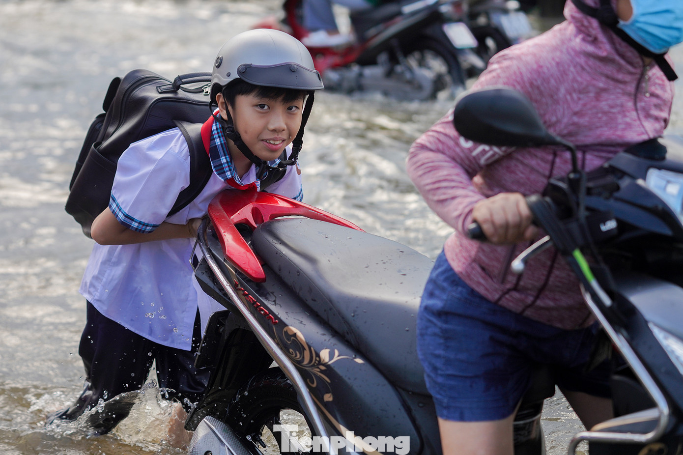 Nhiều em học sinh được phụ huynh đón trễ chịu chung cảnh ngập nước, chết máy, đẩy bộ. Trong khi đó, chiều 18/10, Trường THCS Nguyễn Hiền (quận 7, TPHCM) đã ra thông báo trường điều chỉnh giờ ra về lúc 15h50 thay vì 16h30 để tạo thuận lợi cho học sinh, phụ huynh.