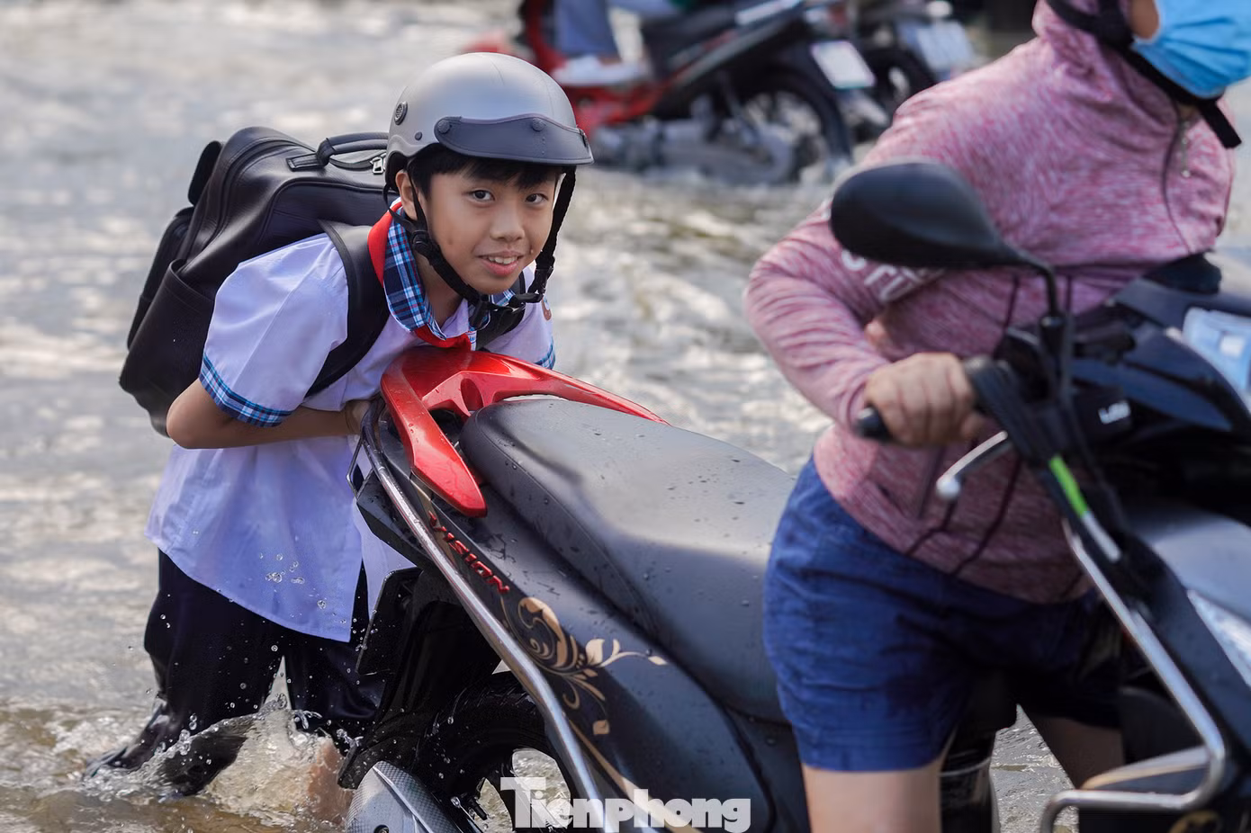 Nhiều em học sinh được phụ huynh đón trễ chịu chung cảnh ngập nước, chết máy, đẩy bộ. Trong khi đó, chiều 18/10, Trường THCS Nguyễn Hiền (quận 7, TPHCM) đã ra thông báo trường điều chỉnh giờ ra về lúc 15h50 thay vì 16h30 để tạo thuận lợi cho học sinh, phụ huynh.