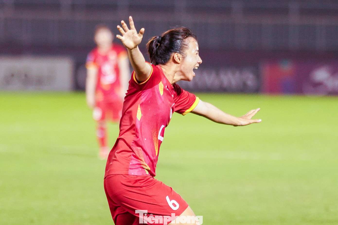 Tưởng như thế trận đã an bài, hiệp 2 chứng kiến màn rượt đuổi tỷ số điên rồ với nhân vật chính là các nữ cầu thủ TP.HCM. Phút 63, 67 lần lượt K&apos;Thủa và Chương Thị Kiều ghi bàn rút ngắn tỷ số cho đội chủ nhà. Đội khách có bàn thứ 4 ở phút 74 để gia tăng cách biệt lên 2 bàn.