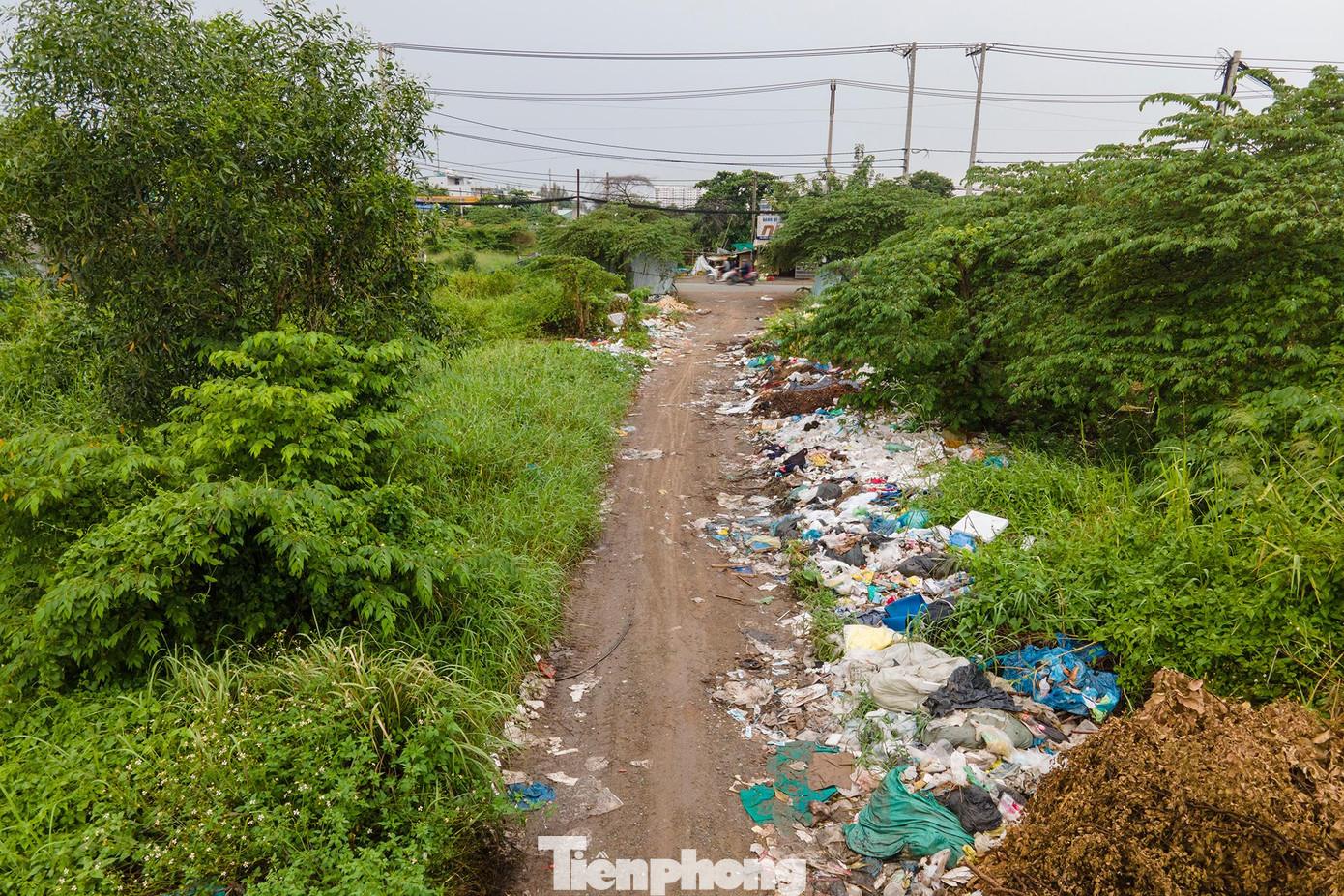 "Tôi cũng không biết cánh cửa rào này mở từ bao giờ. Tôi trọ gần công trình, thấy rào mở, lối này đi tiện thì đi thôi", ông Lê Văn Tâm cho biết. "Tôi cũng không biết cánh cửa rào này mở từ bao giờ. Tôi trọ gần công trình, thấy rào mở, lối này đi tiện thì đi thôi", ông Lê Văn Tâm cho biết.
