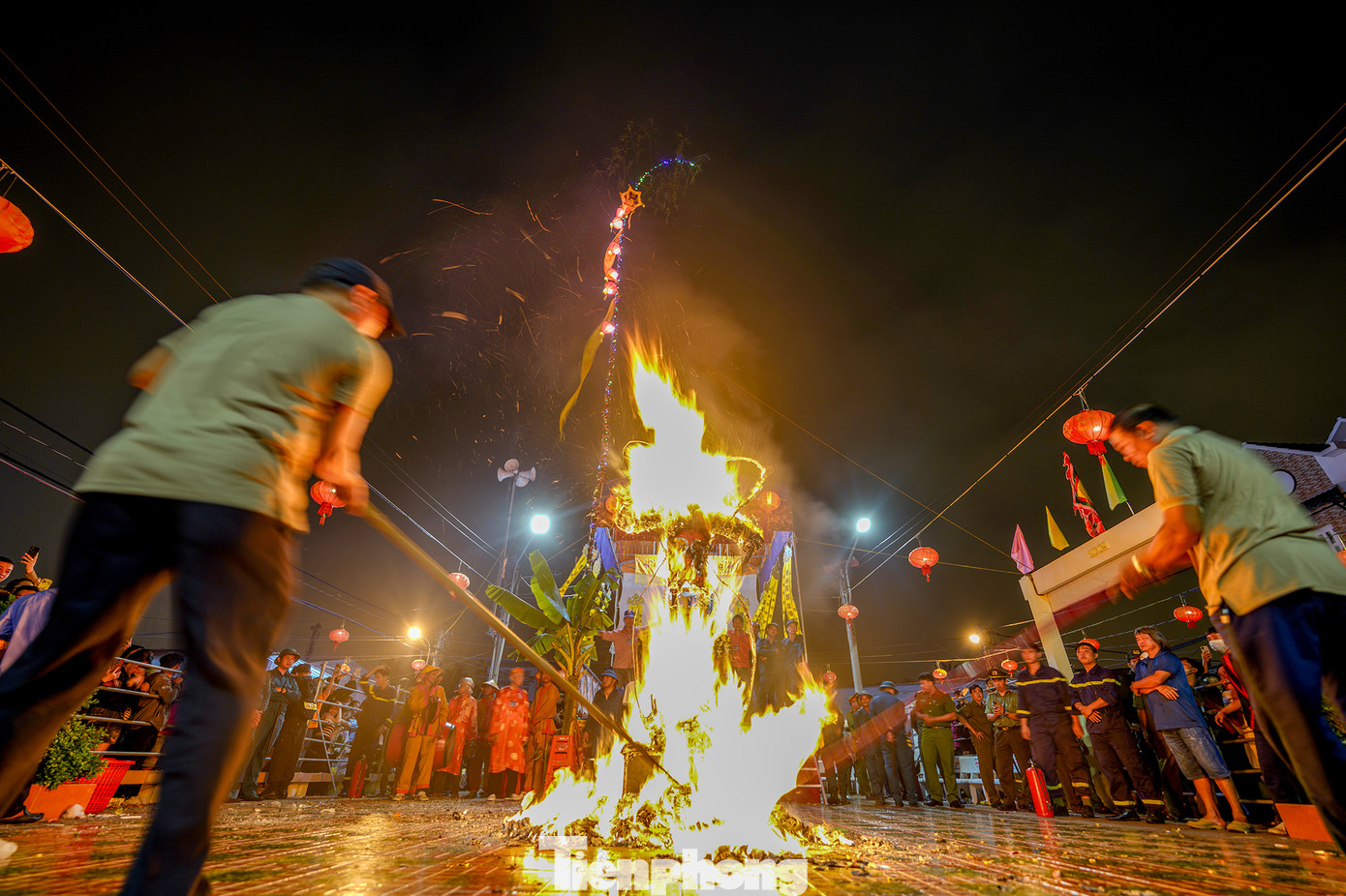 Xô giàn là nghi thức quan trọng nhất trong lễ hội Làm Chay, mang ý nghĩa tiễn đưa cô hồn. Sau nghi thức này, hình Ông Tiêu cùng vàng mã được đốt. Tượng Tiêu Diện Đại Sĩ (là hóa thân của Bồ Tát Quán Thế Âm, chuyên hàng phục quỷ yêu và cứu độ chúng sinh) được đoàn rước trang trọng thỉnh từ chùa Ông đến giàn ông Tiêu tại sân Đình Tân Xuân, đi kèm với đoàn lân, cờ, lọng… tạo nên khung cảnh linh thiêng và uy nghiêm.