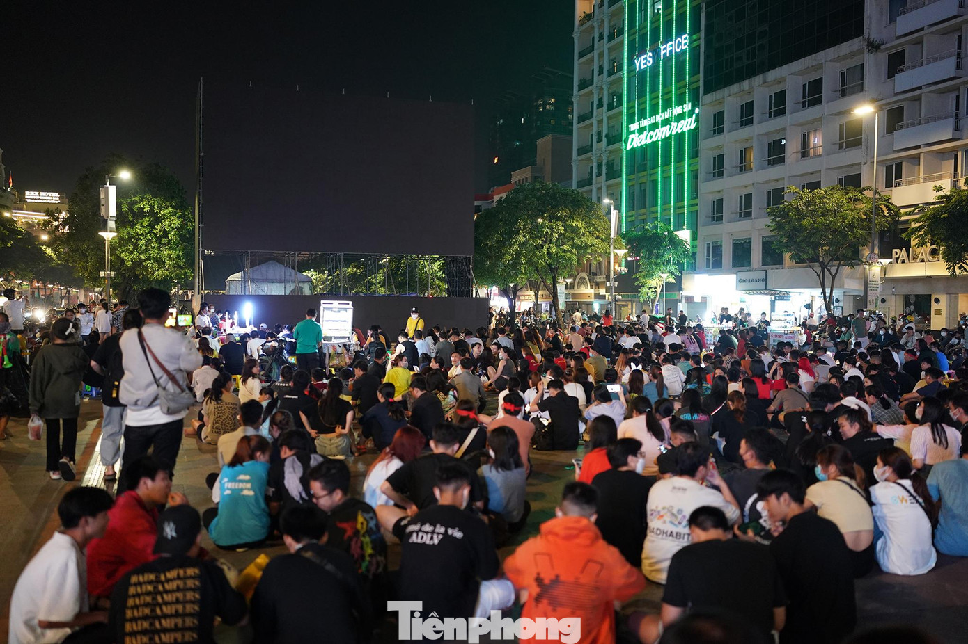 Hơn 23h, nhiều người vẫn ngồi đợi ở phố đi bộ và xem trực tiếp qua điện thoại.