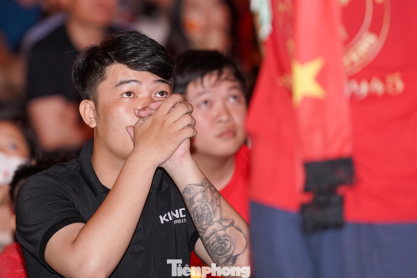 Phút 55, đường chuyền sai địa chỉ đầy tai hại của Văn Hậu khiến người hâm mộ một phen thót tim. Rất may là Duy Mạnh đã có mặt kịp thời để truy cản pha tăng tốc của Kadisak.