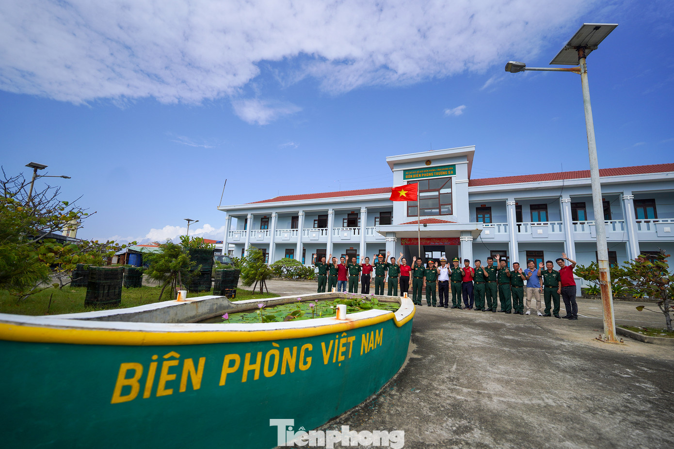 Ở vùng đất giữa trùng khơi của Tổ quốc, cán bộ, chiến sĩ Đồn Biên phòng Trường Sa, Bộ đội Biên phòng Khánh Hòa luôn đoàn kết, thống nhất khắc phục mọi khó khăn, thử thách, phát huy bản lĩnh chính trị, huấn luyện nghiệp vụ, thực hiện thắng lợi mọi nhiệm vụ được giao. Những người lính mang quân hàm xanh thường xuyên phối hợp chặt chẽ với quân và dân trên đảo Trường Sa bảo vệ vững chắc chủ quyền biển, đảo, hỗ trợ ngư dân khai thác hải sản.