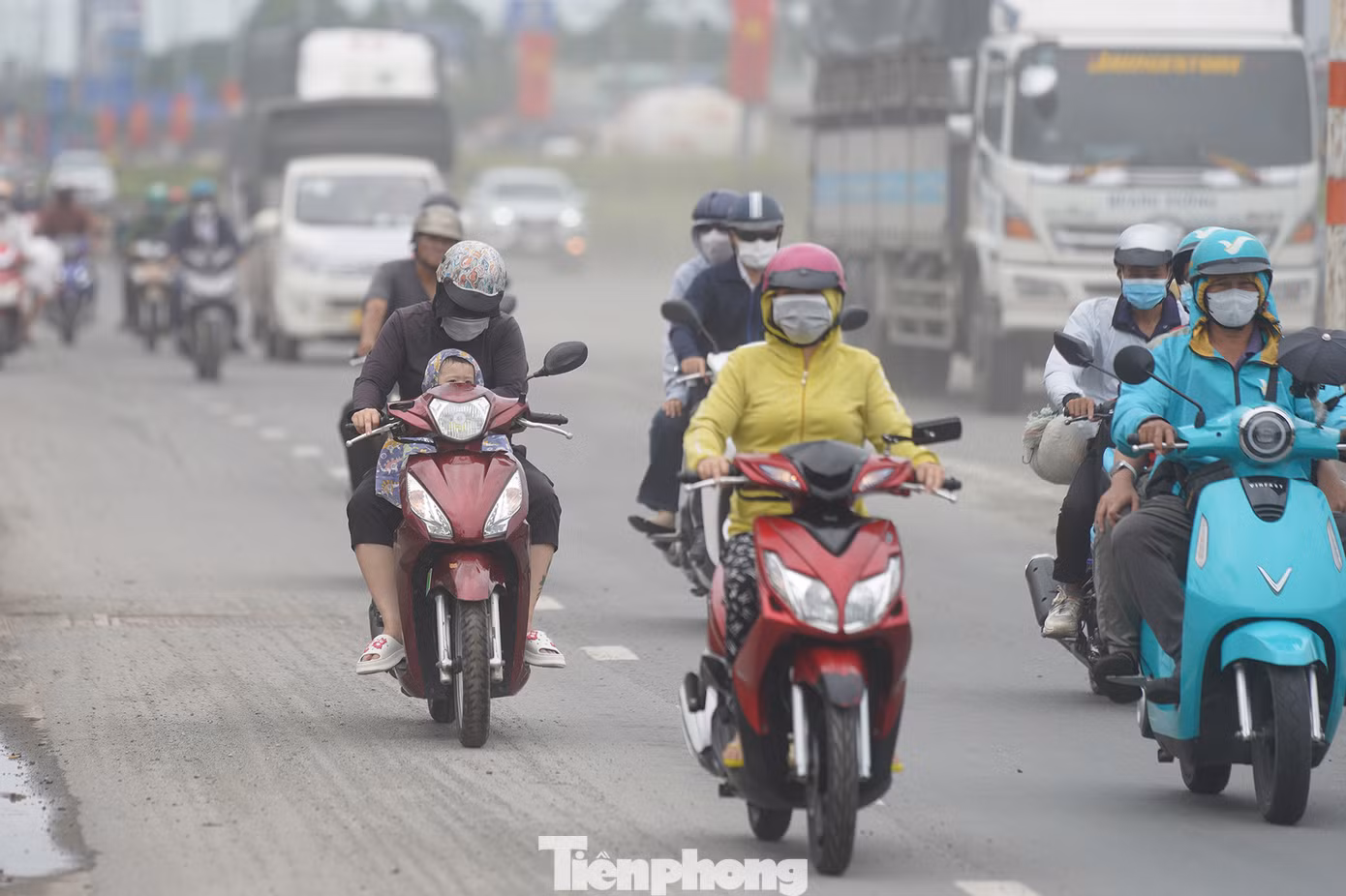 Một em nhỏ không chịu được sự ngột ngạt cứ liên tục kéo phần che mặt của chiếc áo chống nắng khiến người phụ nữ điều khiển phương tiện khá khó khăn vì bị phân tâm. Một em nhỏ không chịu được sự ngột ngạt cứ liên tục kéo phần che mặt của chiếc áo chống nắng khiến người phụ nữ điều khiển phương tiện khá khó khăn vì bị phân tâm.