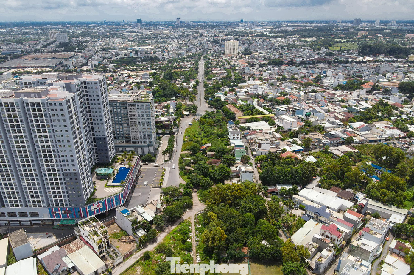 “Trong Nghị quyết của HĐND thì chi phí cảng biển sẽ được dùng để đầu tư các hệ thống giao thông phục vụ các khu vực cảng biển, đây chính là đoạn 1, đoạn 2 ở Vành đai 2. Sở GTVT TP đang kiến nghị sử dụng nguồn thu phí cảng biển để đầu tư hai đoạn này. Điều này cũng rất phù hợp và rất khả thi”- ông Phúc chia sẻ. “Trong Nghị quyết của HĐND thì chi phí cảng biển sẽ được dùng để đầu tư các hệ thống giao thông phục vụ các khu vực cảng biển, đây chính là đoạn 1, đoạn 2 ở Vành đai 2. Sở GTVT TP đang kiến nghị sử dụng nguồn thu phí cảng biển để đầu tư hai đoạn này. Điều này cũng rất phù hợp và rất khả thi”- ông Phúc chia sẻ.