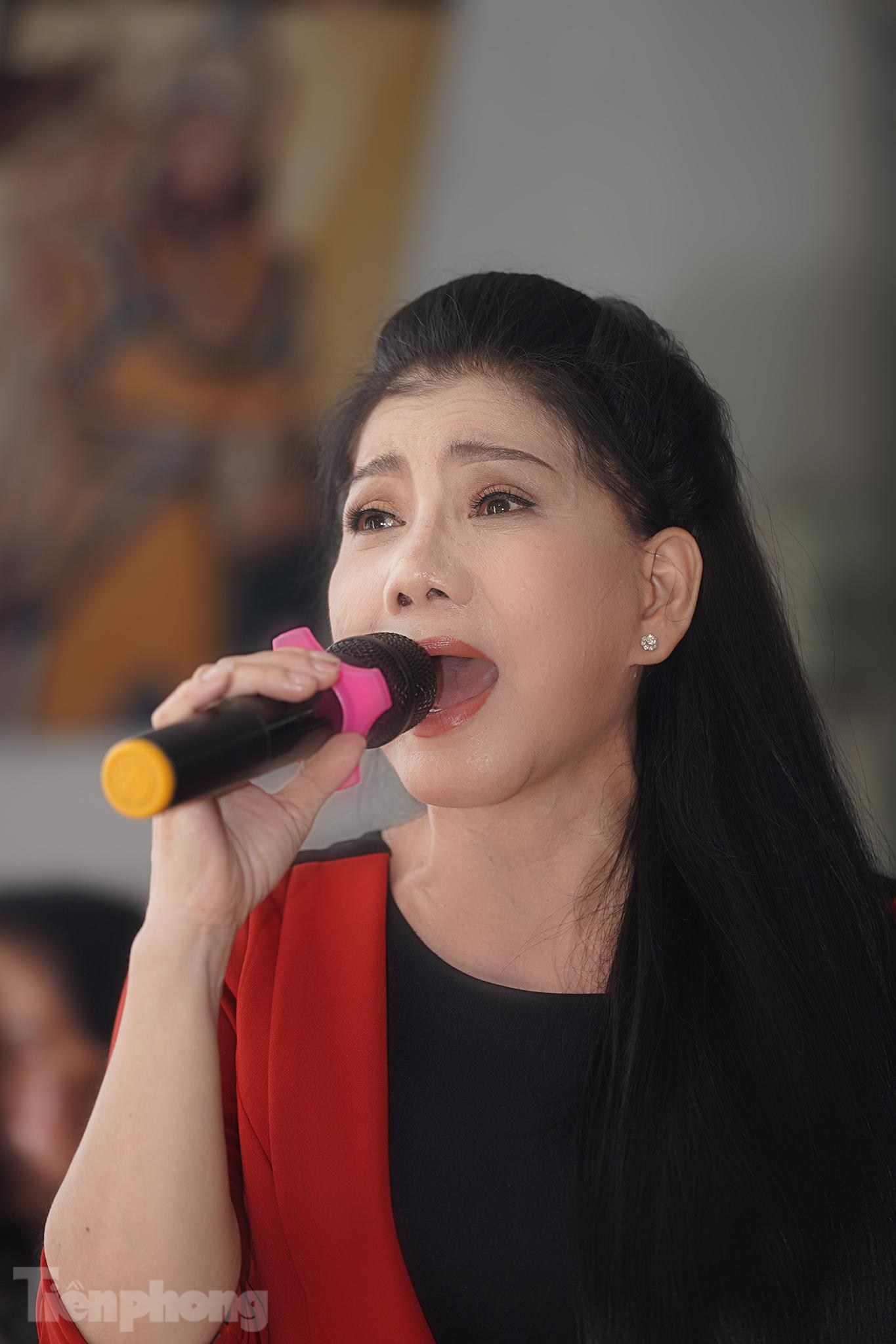 “Vương Cảnh và Phượng Loan trước kia cùng hát ở đoàn cải lương Tinh Hoa (sau này đổi tên thành Vũng Tàu 1) một thời gian khá lâu. Khoảng 8 năm trước, anh bị tai nạn thì không còn hát chung nữa, chỉ hỏi thăm thôi. Với tôi, khi anh Vương Cảnh vào vai các vở tuồng truyền thuyết thì rất hợp”, NSƯT Phượng Loan nhớ lại.