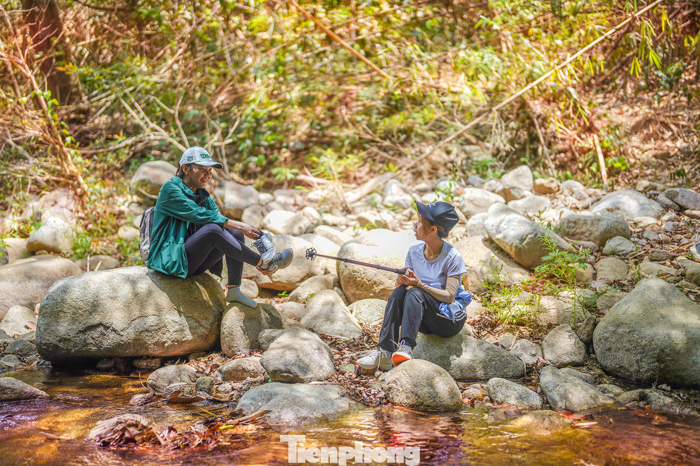 Dọc tuyến đường đi bộ xuyên rừng, du khách có thể dừng nghỉ, ngâm chân hoặc có thể thưởng thức món cá suối nướng của người dân địa phương trong các lán trại. Cung đường này chưa được khai thác nhiều nên có những đoạn du khách phải leo trèo mới có thể vượt qua. Dọc tuyến đường đi bộ xuyên rừng, du khách có thể dừng nghỉ, ngâm chân hoặc có thể thưởng thức món cá suối nướng của người dân địa phương trong các lán trại. Cung đường này chưa được khai thác nhiều nên có những đoạn du khách phải leo trèo mới có thể vượt qua.