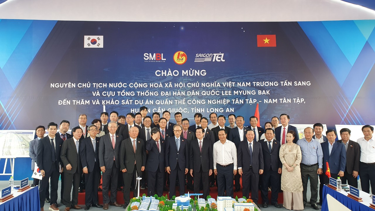 Cựu Tổng thống Hàn Quốc Lee Myung Bak, cam kết sẽ quảng bá cho sự tiên phong và thúc đẩy nhiều doanh nghiệp Hàn Quốc đầu tư vào Long An. Cựu Tổng thống Hàn Quốc Lee Myung Bak, cam kết sẽ quảng bá cho sự tiên phong và thúc đẩy nhiều doanh nghiệp Hàn Quốc đầu tư vào Long An.