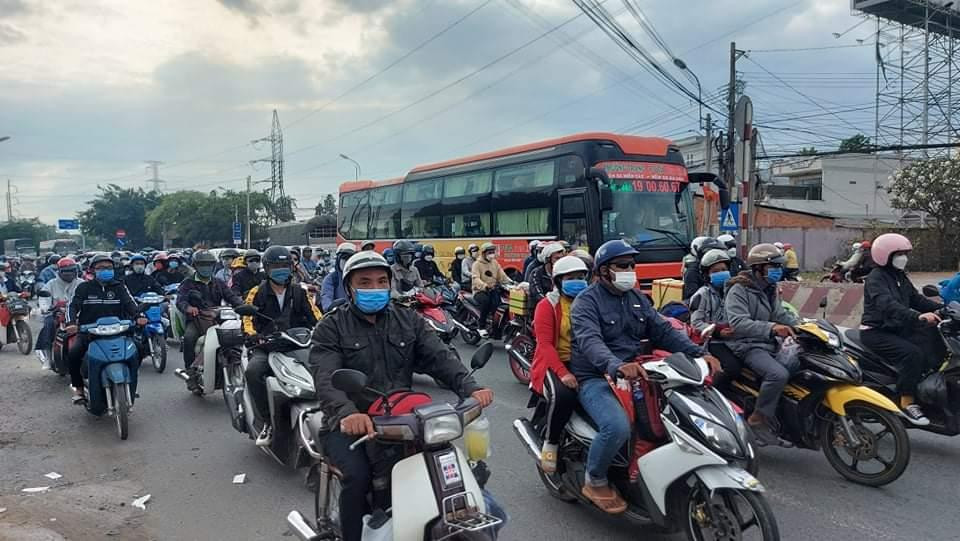 Theo ghi nhận, khu vực kẹt xe kéo dài nhất ở khu vực cầu Bến Lức, có thời điểm kéo dài hàng chục km.