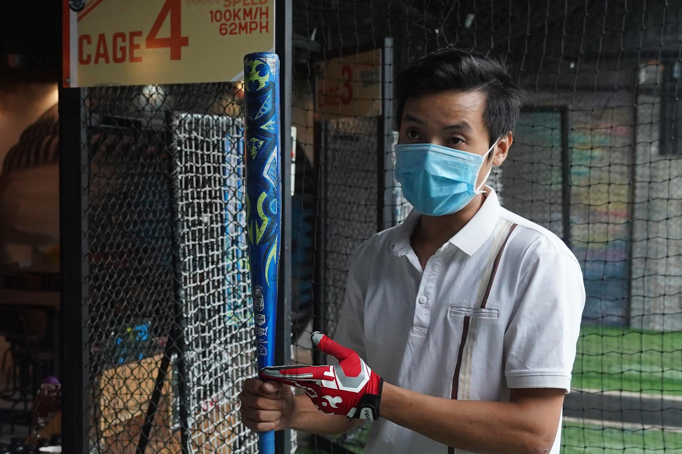 Theo sự hướng dẫn, người chưa quen chơi nên đeo găng để tránh làm đau các ngón tay. Găng tay, khăn ướt và nước lọc được cung cấp miễn phí.