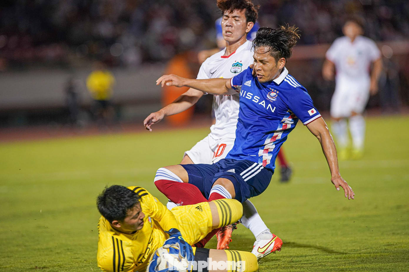 Giữa hiệp hai, HLV Kiatisuk tung các cầu thủ trẻ vào sân nhưng tình thế không thay đổi khi Yokohama là đội bóng giàu kinh nghiệm, các vị trí bọc lót nhau khá tốt. Giữa hiệp hai, HLV Kiatisuk tung các cầu thủ trẻ vào sân nhưng tình thế không thay đổi khi Yokohama là đội bóng giàu kinh nghiệm, các vị trí bọc lót nhau khá tốt.