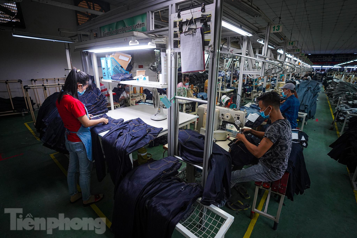 F0 (không triệu chứng), F1 là cán bộ lãnh đạo, công chức, viên chức, người lao động được đến cơ quan làm việc để thực hiện nhiệm vụ quan trọng và cấp bách của cơ quan, đơn vị trên tinh thần tự nguyện của cán bộ, công chức, viên chức, người lao động và phải có sự đồng ý của Thủ trưởng cơ quan, đơn vị hoặc cấp trên trực tiếp của cơ quan, đơn vị.