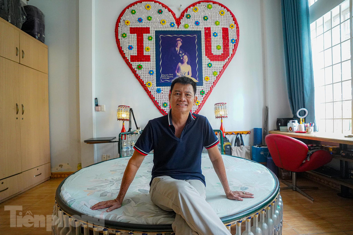 Bức tranh hình trái tim phía sau được gọi vui là tranh “Bạn muốn hẹn hò” được làm từ nắp chai tạo thành hình trái tim ông làm tặng vợ nhân dịp kỷ niệm ngày cưới.