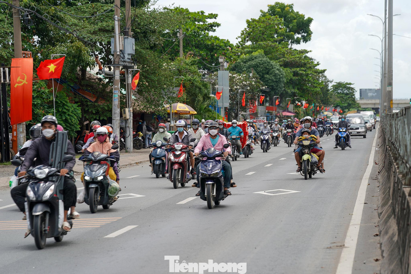 Đoạn gần chợ Bình Chánh, dòng xe nối đuôi nhau thành hàng dài.