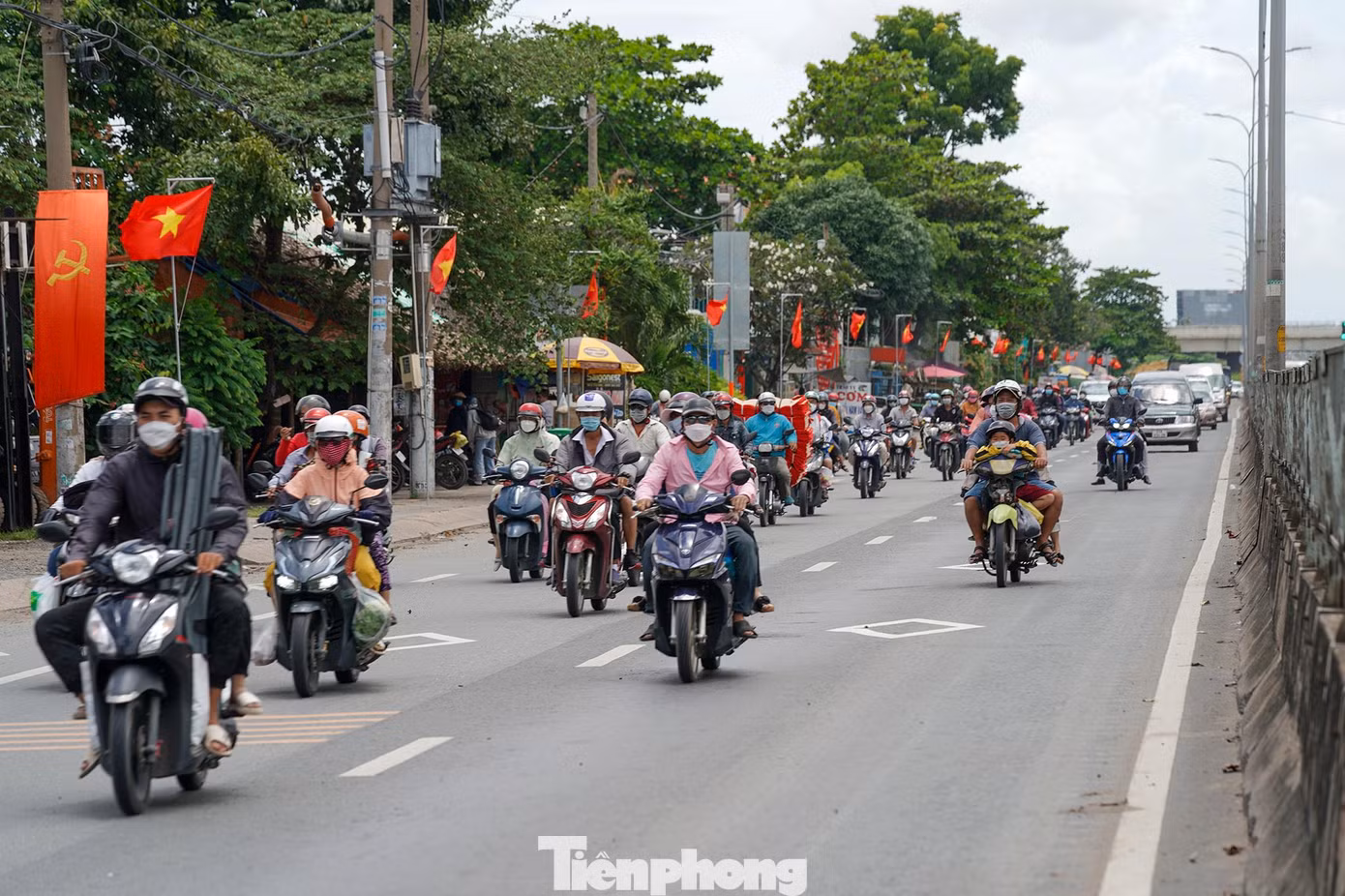 Đoạn gần chợ Bình Chánh, dòng xe nối đuôi nhau thành hàng dài.