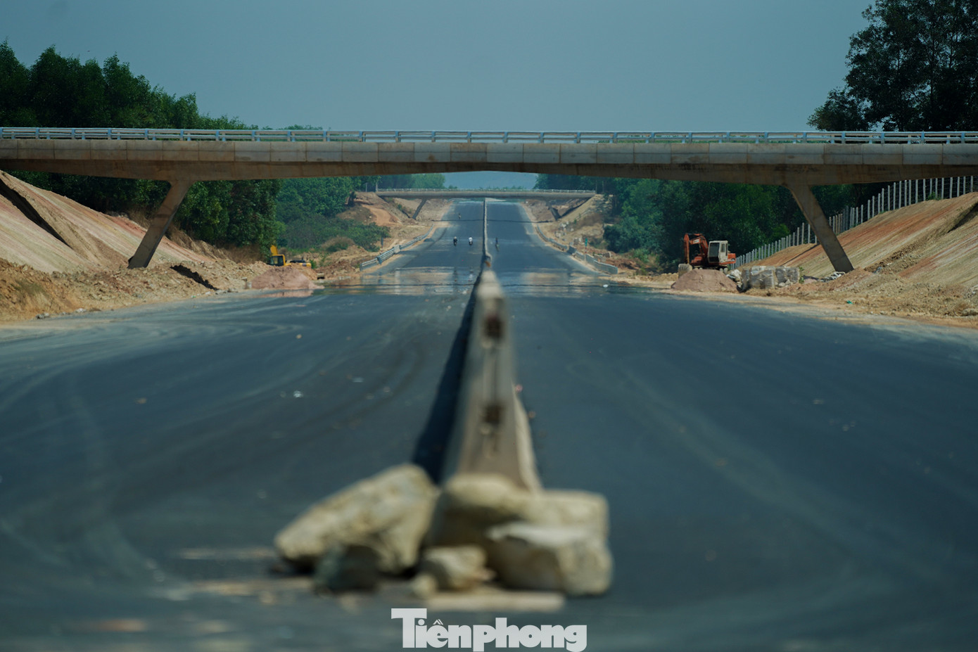 Phối hợp với Ban quản lý dự án làm việc, bám sát các bộ, ngành và địa phương để sớm hoàn thành việc gia hạn các mỏ đất đắp cấp cho dự án; chủ động tìm kiếm nguồn vật liệu hợp pháp đáp ứng tiến độ thi công.