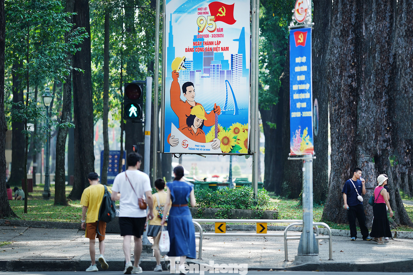 Công viên 30/4 trang trí bằng nhiều tranh cổ động bắt mắt. Công viên 30/4 trang trí bằng nhiều tranh cổ động bắt mắt.