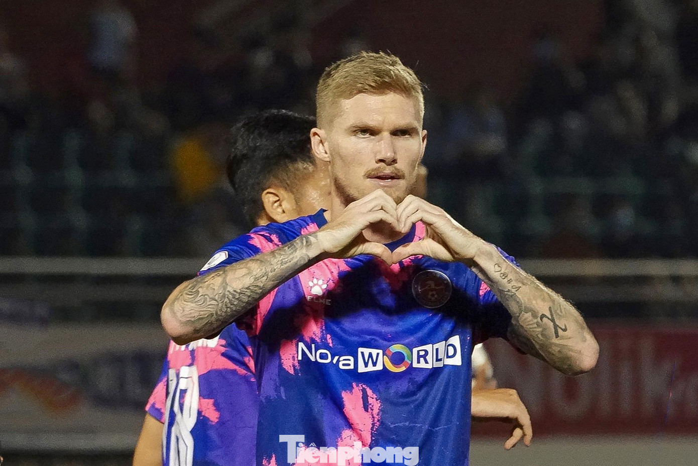 1/3 hiệp một, Huỳnh Tấn Tài bên phía Sài Gòn bị phạm lỗi thô bạo trong vòng cấm, trọng tài Nguyễn Mạnh Hải lập tức thổi phạt đền cho chủ nhà. Trên chấm 11m, Olsen dễ dàng đánh lừa thủ môn Nguyên Mạnh mở tỉ số cho chủ nhà phút 13. 1/3 hiệp một, Huỳnh Tấn Tài bên phía Sài Gòn bị phạm lỗi thô bạo trong vòng cấm, trọng tài Nguyễn Mạnh Hải lập tức thổi phạt đền cho chủ nhà. Trên chấm 11m, Olsen dễ dàng đánh lừa thủ môn Nguyên Mạnh mở tỉ số cho chủ nhà phút 13.