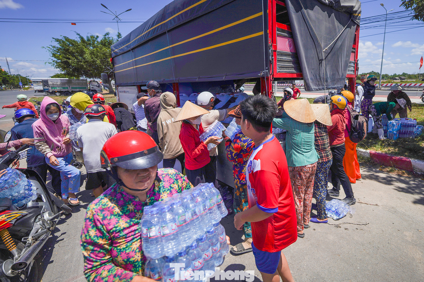 "Mong rằng bà con sẽ nâng cao tinh thần sẻ chia, nhận nước về chia lại cho những ai không có điều kiện ra đây nhận nước", một mạnh thường quân đến từ Tây Ninh chia sẻ.