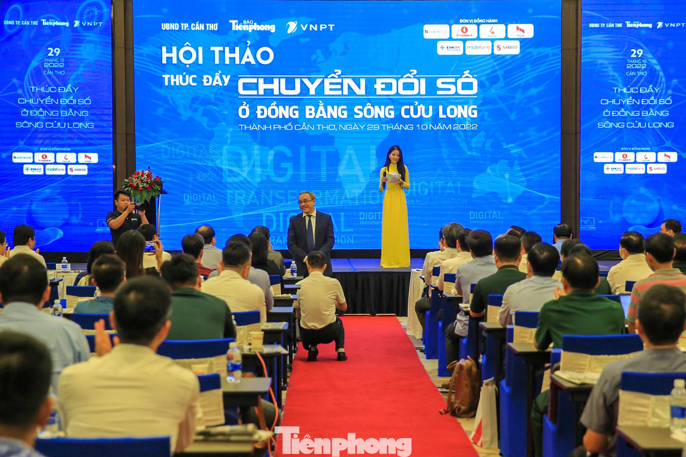 Người đẹp Du lịch Cần Thơ tự tin trong vai trò MC.