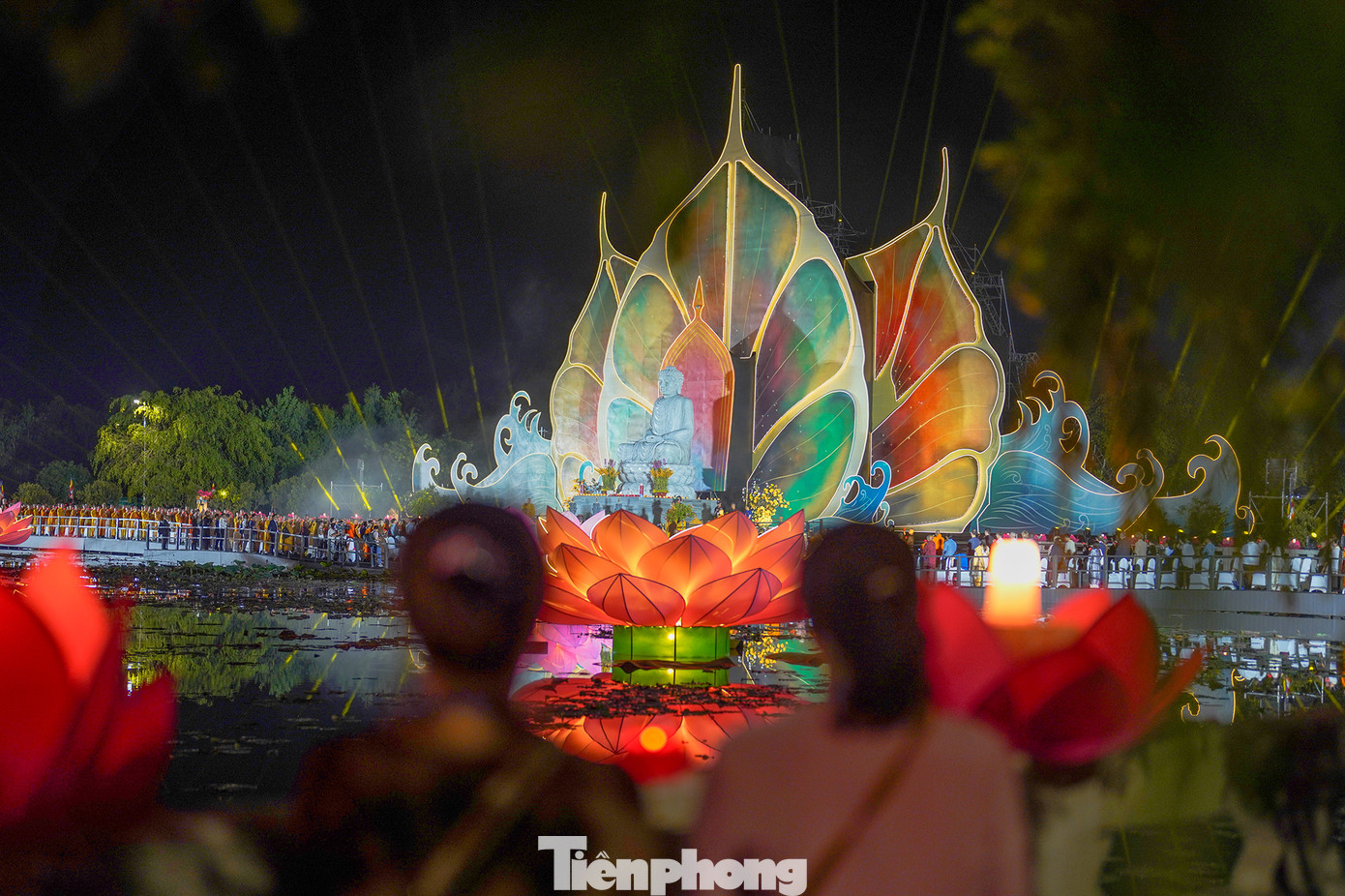 Phật tử quốc tế và Việt Nam cũng nhau thực hành nghi lễ cầu nguyện cho nền hòa bình thế giới bền vững.