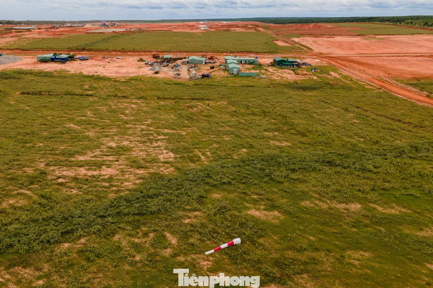 Trên công trường có máy móc, công nhân thi công.