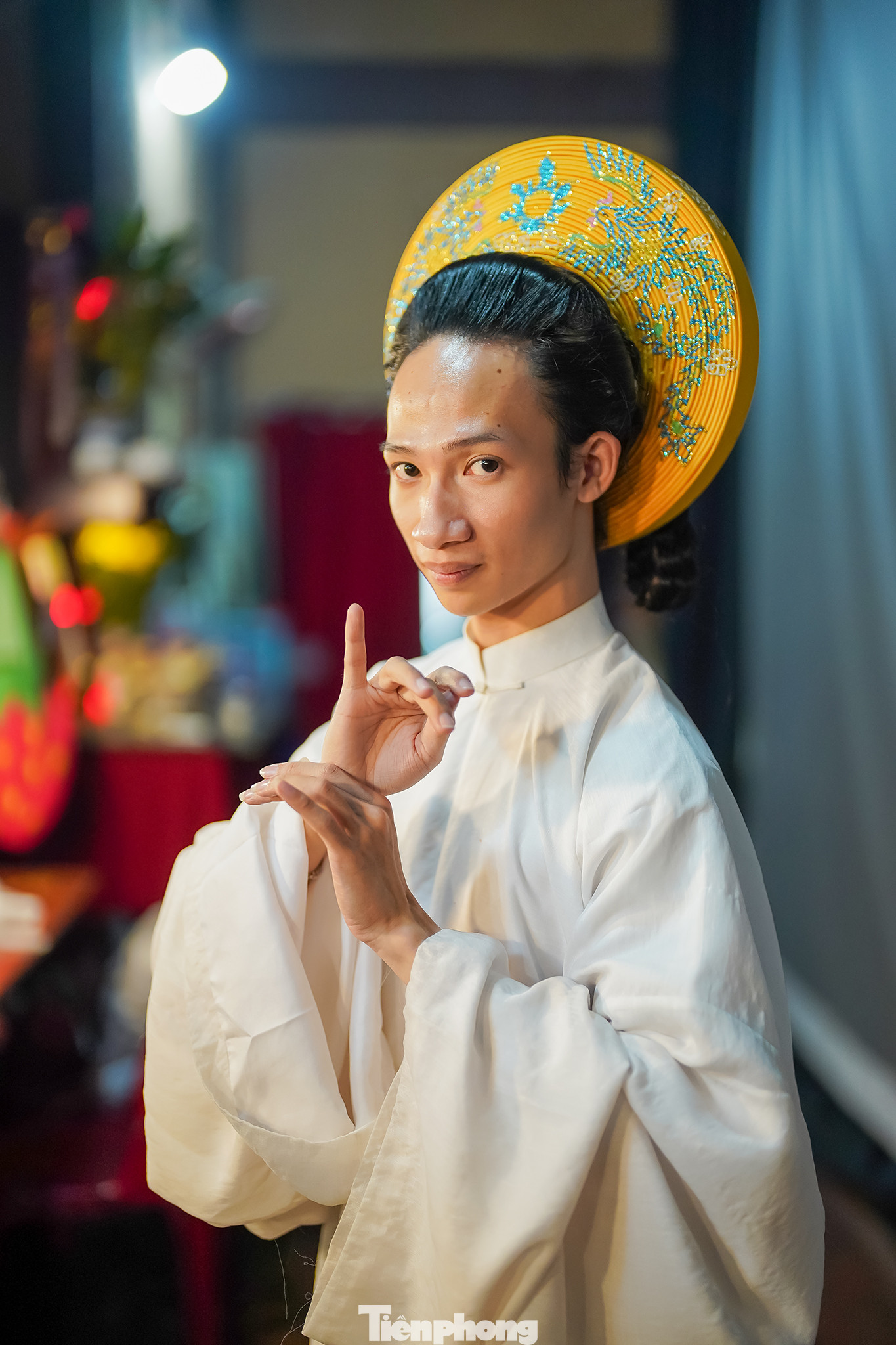 Trong đó, Hạ Nắng luôn xuất hiện với bộ cổ phục truyền thống và đầu đội mấn, có khi là những cây trâm cài tóc.