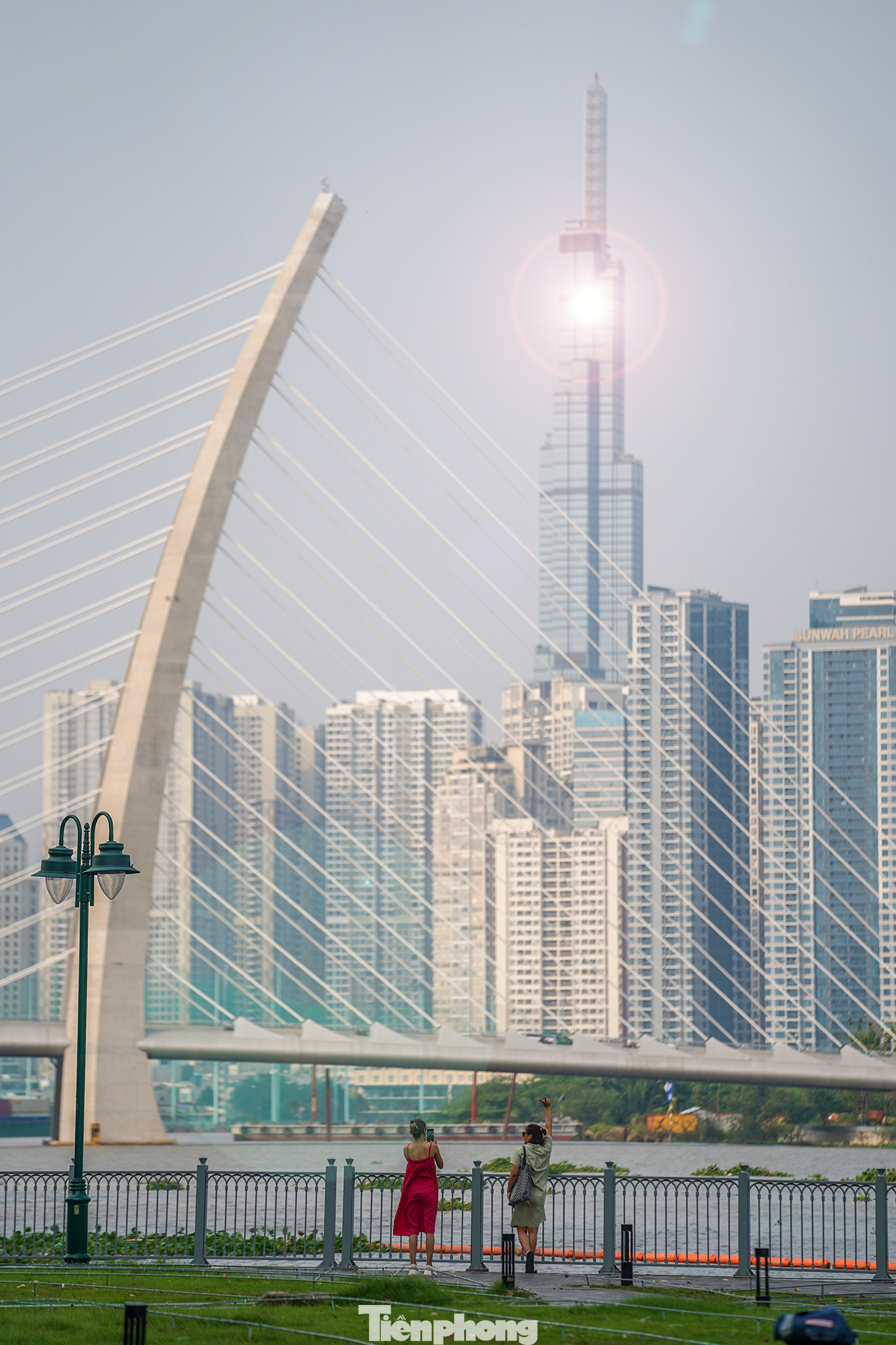 Chị Lê Khánh Phương Lan, ngụ TP Thủ Đức cùng bạn dạo đây dạo mát, chụp ảnh chia sẻ: &quot;Bến Bạch Đằng bây giờ quá khác, xanh hơn, đẹp hơn, hiện đại hơn. Đặc biệt, tôi thích tính kết nối của bến Bạch Đằng hiện tại. Tính kết nối ở đây nghĩa là khi tôi đến đây thì có thể thoải mái trong một không gian rộng như quảng trường với nhiều mảng xanh, khi đưa máy lên chụp ảnh thì có thể lấy nhiều phông nền như: TP Thủ Đức, toà nhà cao nhất Việt Nam, cầu Thủ Thiêm 2, cột cờ Thủ Ngữ, toà nhà Bitexco, phố đi bộ Nguyễn Huệ... mà không bị vướng các công trình phụ tồn tại trên bến Bạch Đằng như trước kia&quot;.