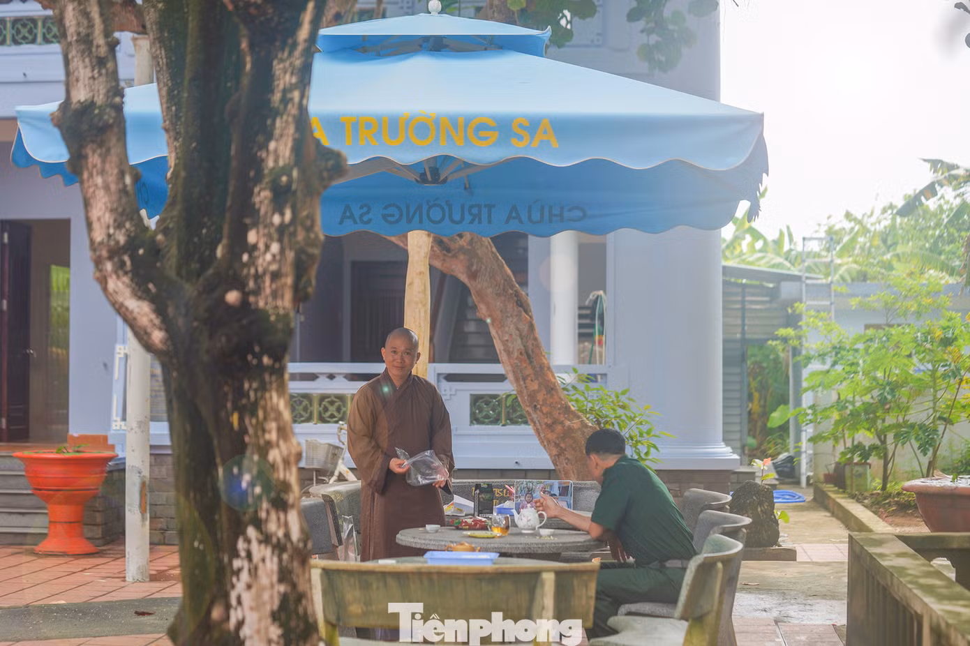 Trong điều kiện quỹ đất hạn hẹp nhưng những ngôi chùa trên quần đảo Trường Sa đều có đủ tam quan, sân chùa, gác chuông, nhà chính điện, nhà tiền đường với mái nghiêng, lợp ngói và đầu đao cong vút, mang nét đặc trưng riêng của kiến trúc chùa Việt. Họa tiết hoa văn trang trí mái, cột, bậc tam cấp đục chạm hình hoa sen, hoa cúc, hình rồng, mây cuốn thời Lý - Trần.