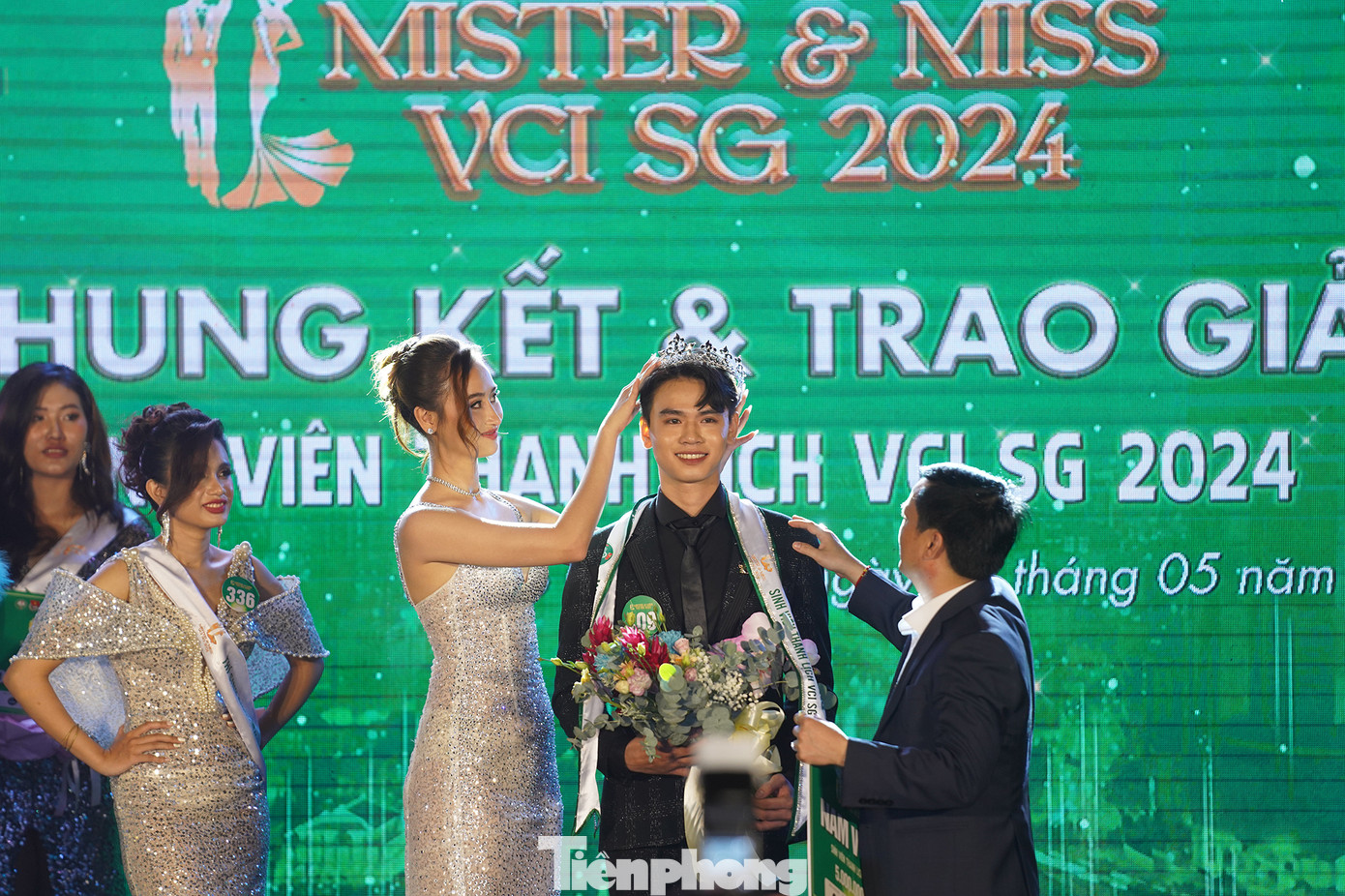 Khoảnh khắc đăng quang của Nam vương Lê Anh Cường và Hoa khôi Đinh Thị Tường Vy.