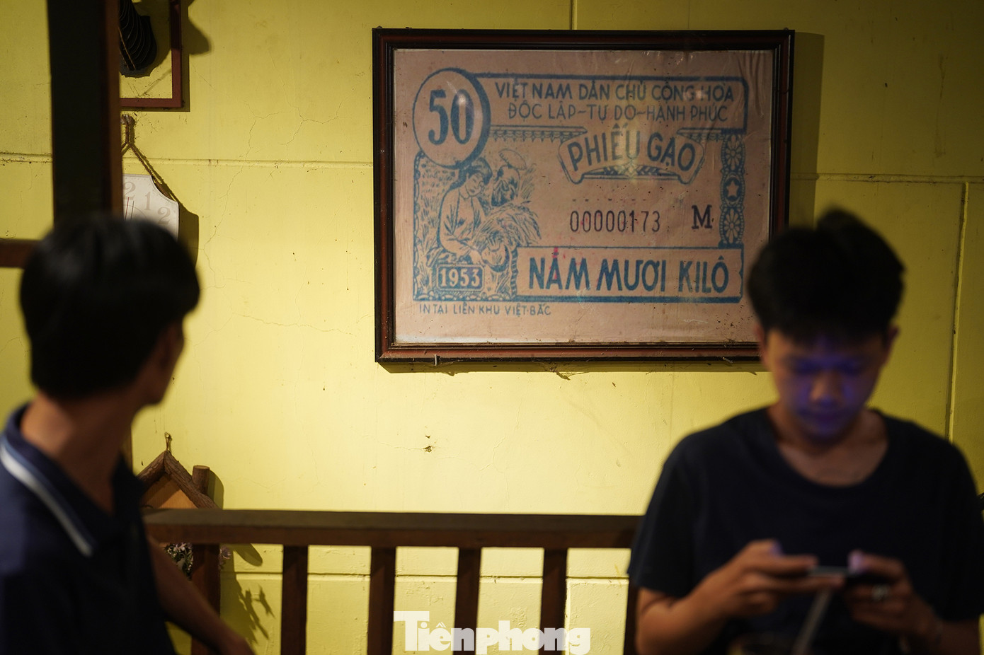 Nơi đây, giữa ồn ào xô bồ phố thị, một quán cà phê nhỏ mang tên "Tem phiếu" đã thu hút những vị khách đủ mọi lứa tuổi.