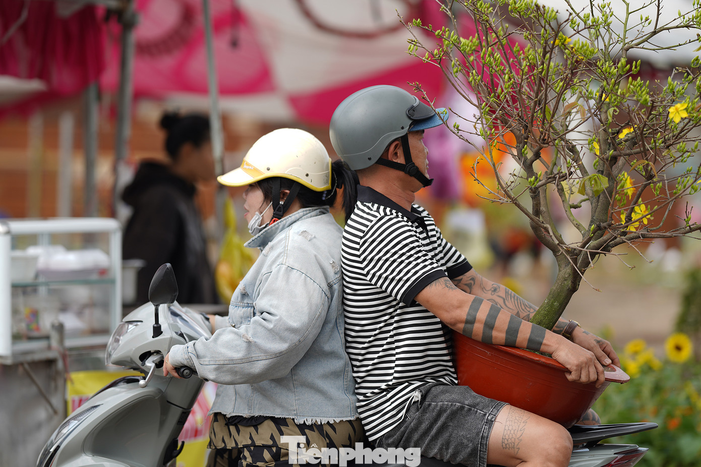 Khi một số nhà vườn chuẩn bị về quê thì giá hoa cũng rẻ đi.