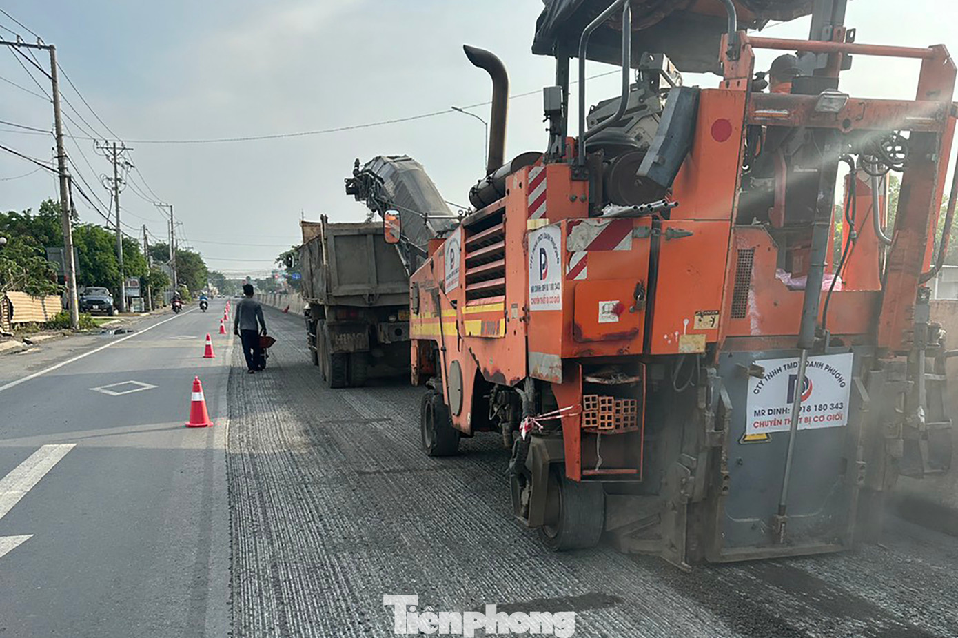 Các đơn vị thi công tái lập lại mặt đường trong ngày 19/5. Khu Quản lý đường bộ IV cho biết, tuyến tránh QL1 qua TP Tân An do Ban Quản lý dự án 7 làm chủ đầu tư. Tuyến đường này đang trong thời gian bảo hành.