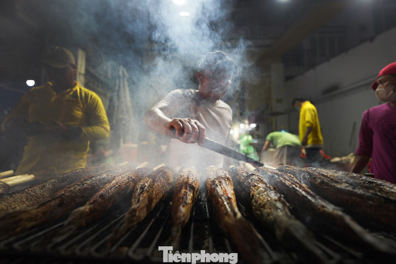 Từ chiều mùng 9 tết, các nhân viên tại cơ sở này tất bật cho những mẻ cá. Người phụ trách thu tiền cũng đeo sẵn mã QR để khách tiện thanh toán. Cá lóc nướng mía có hai loại, 200.000 và 220.000 đồng. Từ chiều mùng 9 tết, các nhân viên tại cơ sở này tất bật cho những mẻ cá. Người phụ trách thu tiền cũng đeo sẵn mã QR để khách tiện thanh toán. Cá lóc nướng mía có hai loại, 200.000 và 220.000 đồng.