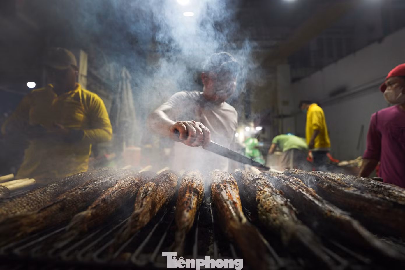 Từ chiều mùng 9 tết, các nhân viên tại cơ sở này tất bật cho những mẻ cá. Người phụ trách thu tiền cũng đeo sẵn mã QR để khách tiện thanh toán. Cá lóc nướng mía có hai loại, 200.000 và 220.000 đồng.