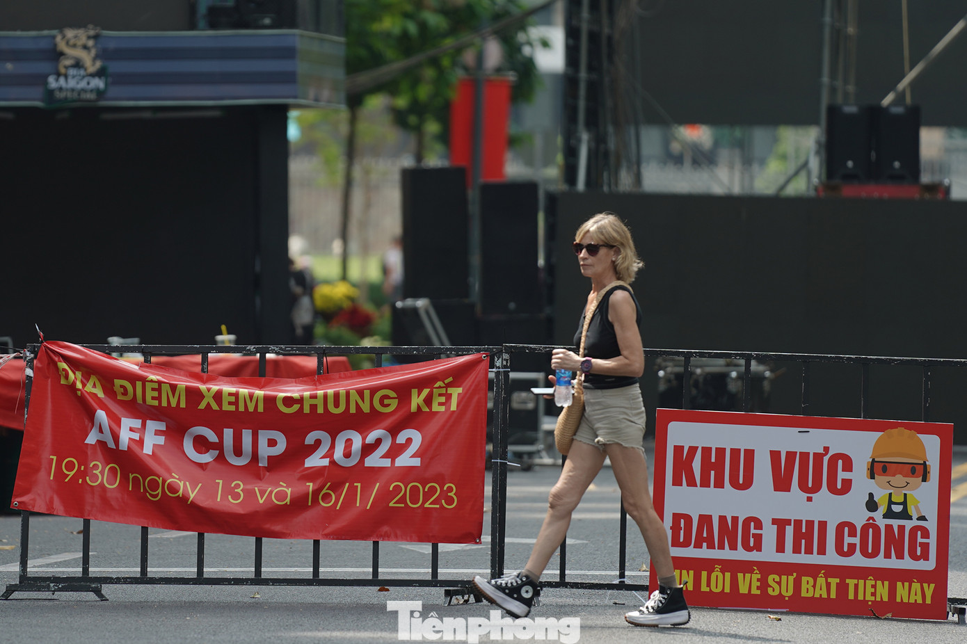 Hoạt động cổ vũ xem bóng đá cũng thu hút khá nhiều du khách quốc tế tham gia. Hoạt động cổ vũ xem bóng đá cũng thu hút khá nhiều du khách quốc tế tham gia.