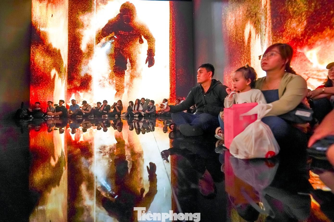 “Bản hùng ca CAND Việt Nam” đã điểm lại chặng đường lịch sử 80 năm xây dựng, phát triển và trưởng thành của lực lượng Công an, nội dung 6 điều Bác Hồ dạy Công an nhân dân cũng như những thành tích, chiến công của các lực lượng Công an trên trận tuyến đảm bảo an ninh quốc gia, giữ gìn trật tự an toàn xã hội. “Bản hùng ca CAND Việt Nam” đã điểm lại chặng đường lịch sử 80 năm xây dựng, phát triển và trưởng thành của lực lượng Công an, nội dung 6 điều Bác Hồ dạy Công an nhân dân cũng như những thành tích, chiến công của các lực lượng Công an trên trận tuyến đảm bảo an ninh quốc gia, giữ gìn trật tự an toàn xã hội.