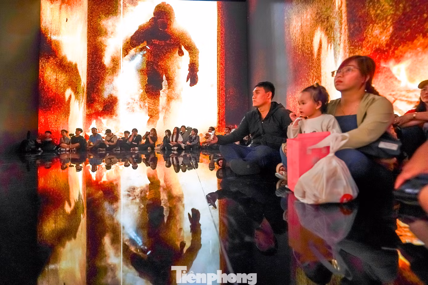 “Bản hùng ca CAND Việt Nam” đã điểm lại chặng đường lịch sử 80 năm xây dựng, phát triển và trưởng thành của lực lượng Công an, nội dung 6 điều Bác Hồ dạy Công an nhân dân cũng như những thành tích, chiến công của các lực lượng Công an trên trận tuyến đảm bảo an ninh quốc gia, giữ gìn trật tự an toàn xã hội.