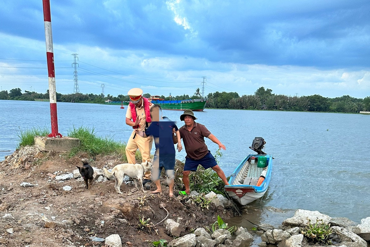 Nạn nhân được đưa vào bờ. Nạn nhân được đưa vào bờ.