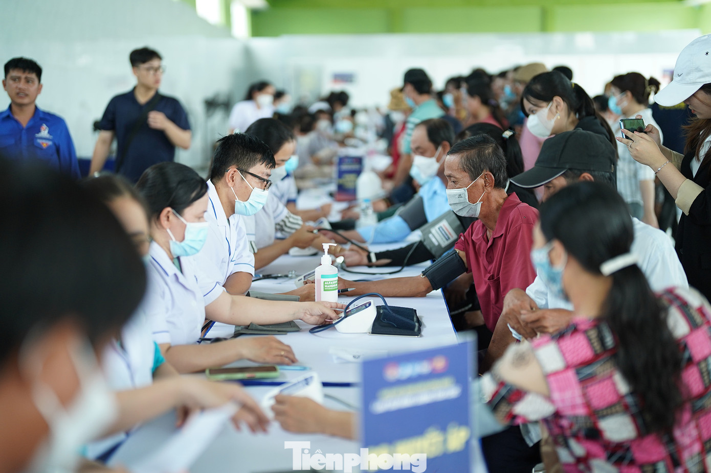 Ngày hội tổ chức khám bệnh, tư vấn sức khỏe, phát thuốc miễn phí cho 2.500 thanh niên công nhân đang làm việc tại cụm, khu công nghiệp trên địa bàn tỉnh Long An.