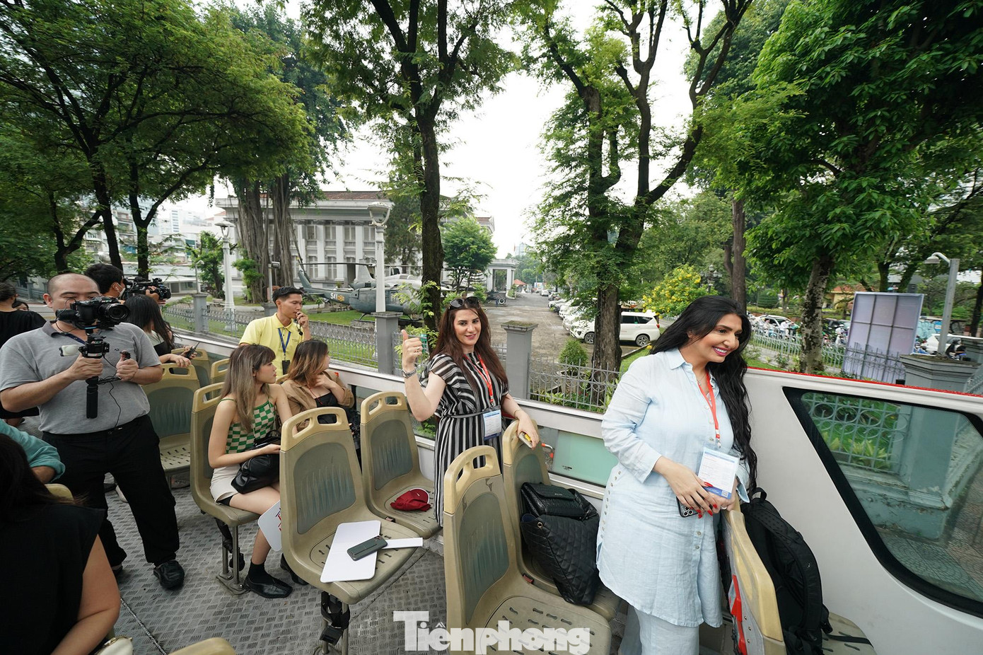 Đoàn du khách đi ngang qua bảo tàng Chứng tích Chiến tranh. Để lưu lại những chứng tích anh hùng của nhân dân Việt Nam trong cuộc đấu tranh chống các thế lực xâm lược, đồng thời để tố cáo những tội ác và nêu bật những hậu quả tàn khốc của cuộc chiến tranh xâm lược, ngày 4/9/1975 Nhà Trưng bày tội ác Mỹ - Ngụy được mở cửa phục vụ công chúng. Sau đó, Nhà Trưng bày tội ác Mỹ - Ngụy được đổi tên thành Nhà Trưng bày Tội ác Chiến tranh xâm lược (ngày 10/11/1990) trước khi trở thành Bảo tàng Chứng tích Chiến tranh (ngày 4/7/1995).