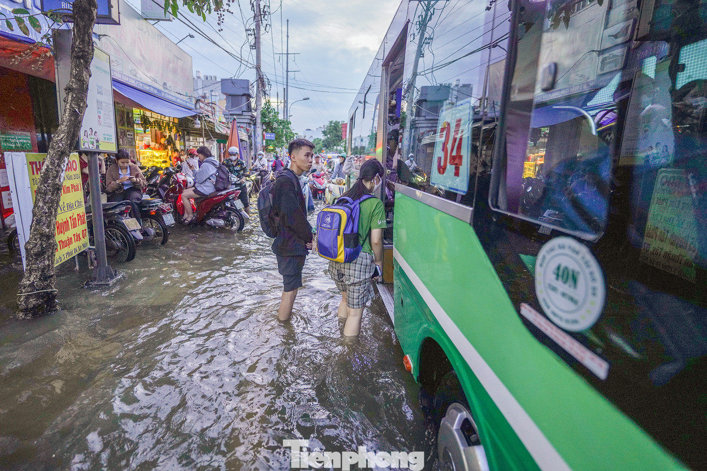 Giờ em chỉ mong được lên xe buýt, đứng dưới nước này giờ rộp chân hết rồi. Em lại dễ bị dị ứng, tiếp xúc với nước này ngứa mấy ngày mới hết", bạn Thuý Hiền, sinh viên trường ĐH Tài chính-Marketing chia sẻ.