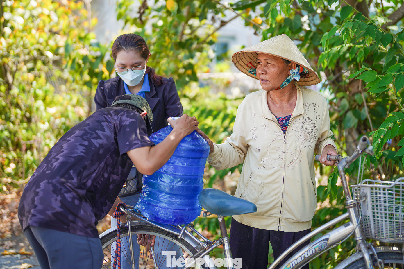 Lực lượng Đoàn viên -Thanh niên và người dân tại khu vực phân bố đều cho các hộ, nhà nào đông người sẽ được nhận hai bình.