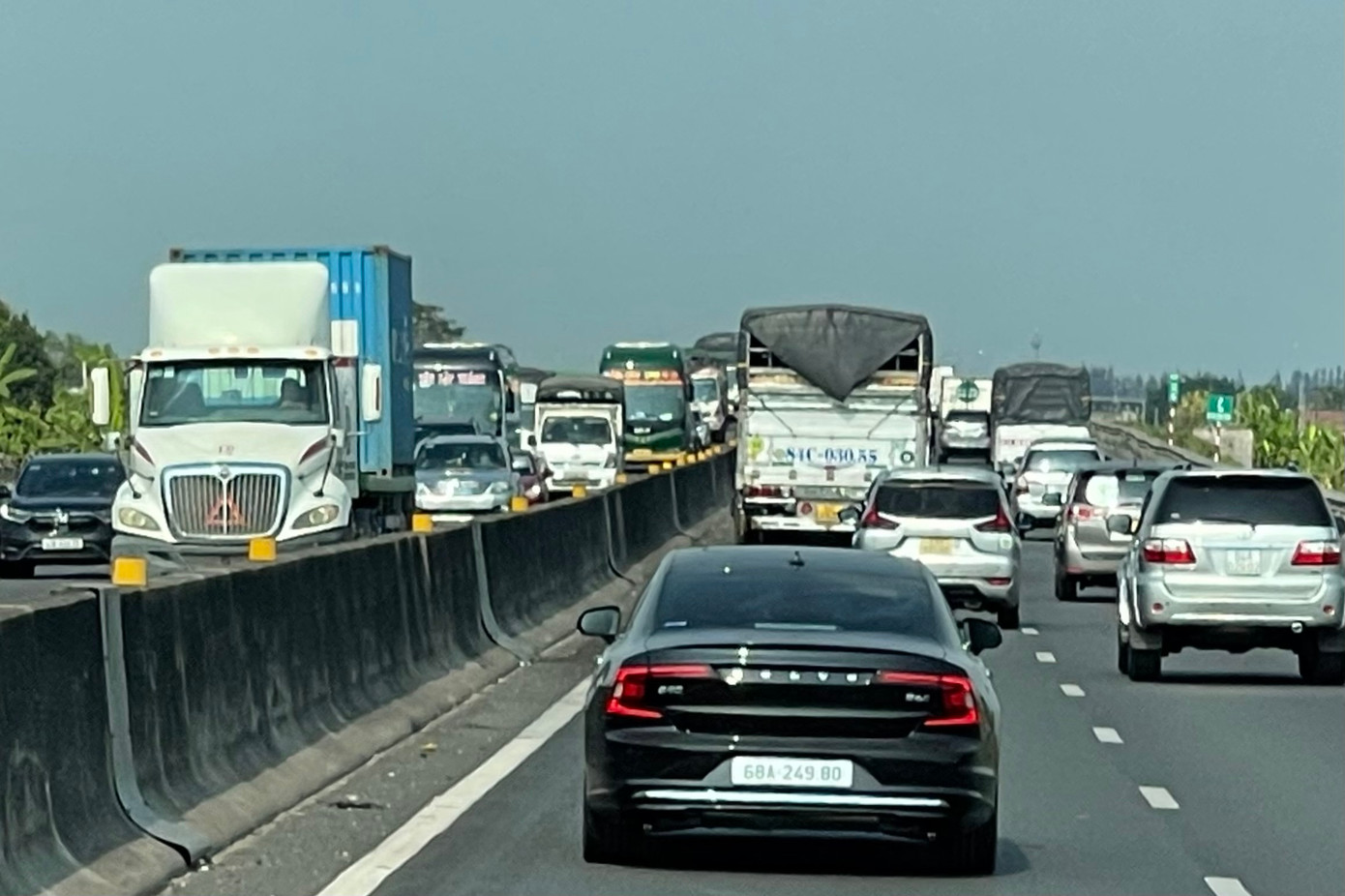 Trên tuyến cao tốc TPHCM - Trung Lương, đoạn qua địa phận tỉnh Tiền Giang ghi nhận những ngày qua dòng phương tiện luôn nối đuôi nhau di chuyển chậm hướng từ TPHCM về các tỉnh miền Tây. Trên một số đoạn, ô tô nhích từng mét và hầu hết không đảm bảo khoảng cách an toàn. Trên tuyến cao tốc TPHCM - Trung Lương, đoạn qua địa phận tỉnh Tiền Giang ghi nhận những ngày qua dòng phương tiện luôn nối đuôi nhau di chuyển chậm hướng từ TPHCM về các tỉnh miền Tây. Trên một số đoạn, ô tô nhích từng mét và hầu hết không đảm bảo khoảng cách an toàn.