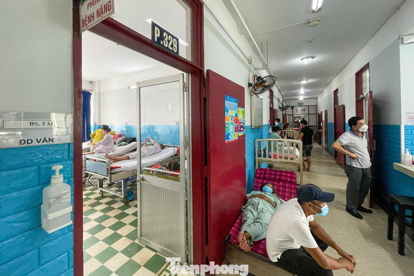 Bệnh viện Bệnh Nhiệt Đới TPHCM đang là cơ sở bị quá tải nghiêm trọng nhất. Trong số hơn 600 bệnh nhân đang điều trị nội trú tại bệnh viện vào ngày 30/6 thì có tới 363 trường hợp mắc SXH.