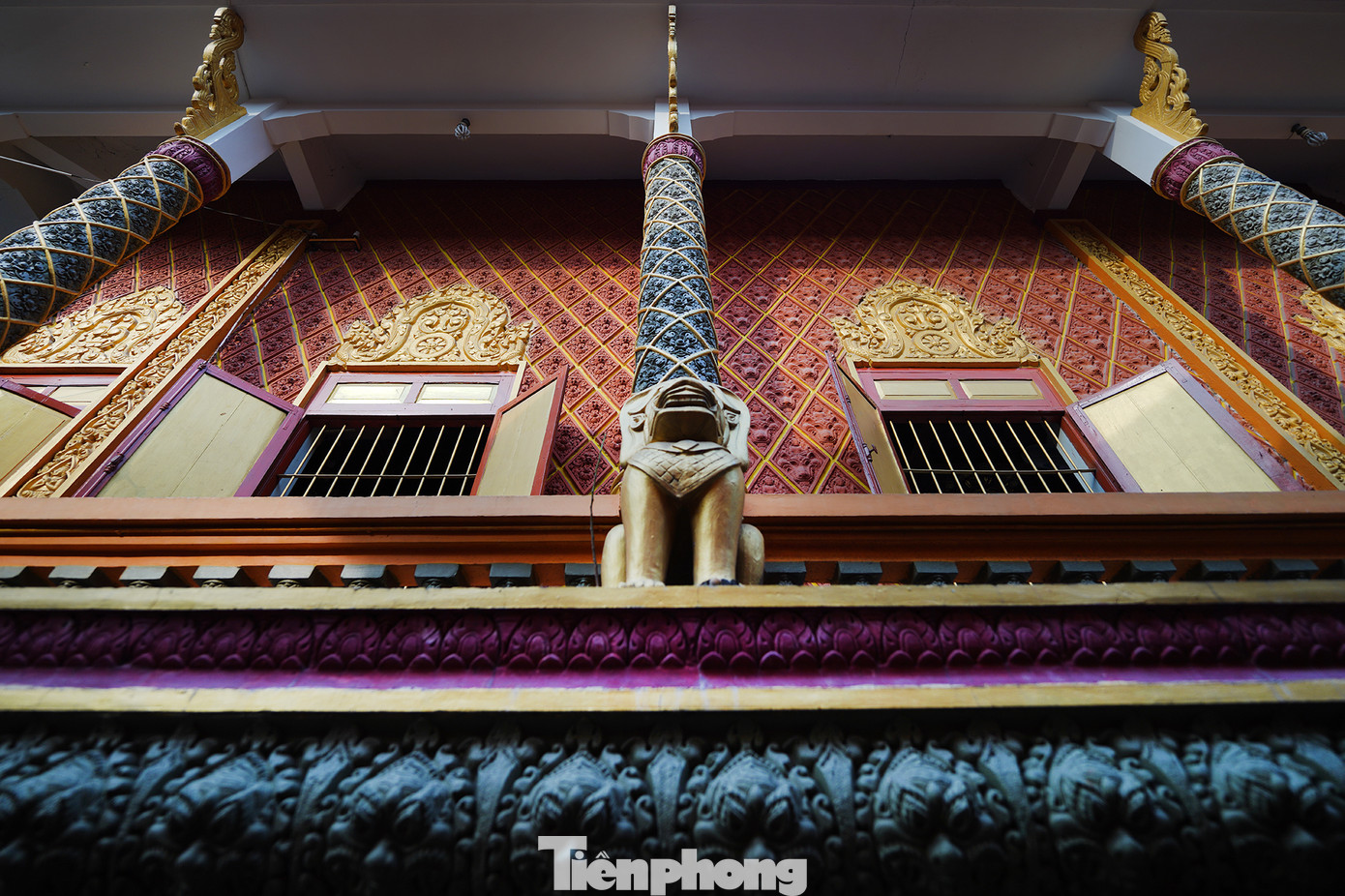 Hình tượng rắn Naga xuất hiện trên đỉnh mái, cửa sổ khu chính điện. Trong quần thể kiến trúc rộng khoảng 4.500 m2 của chùa Chantarangsay, nổi bật là ngôi chính điện xây theo hướng chính Đông, là hướng của mặt trời và hướng của đức Phật thành đạo trong đêm rằm tháng Vesak. Hình tượng rắn Naga xuất hiện trên đỉnh mái, cửa sổ khu chính điện. Trong quần thể kiến trúc rộng khoảng 4.500 m2 của chùa Chantarangsay, nổi bật là ngôi chính điện xây theo hướng chính Đông, là hướng của mặt trời và hướng của đức Phật thành đạo trong đêm rằm tháng Vesak.